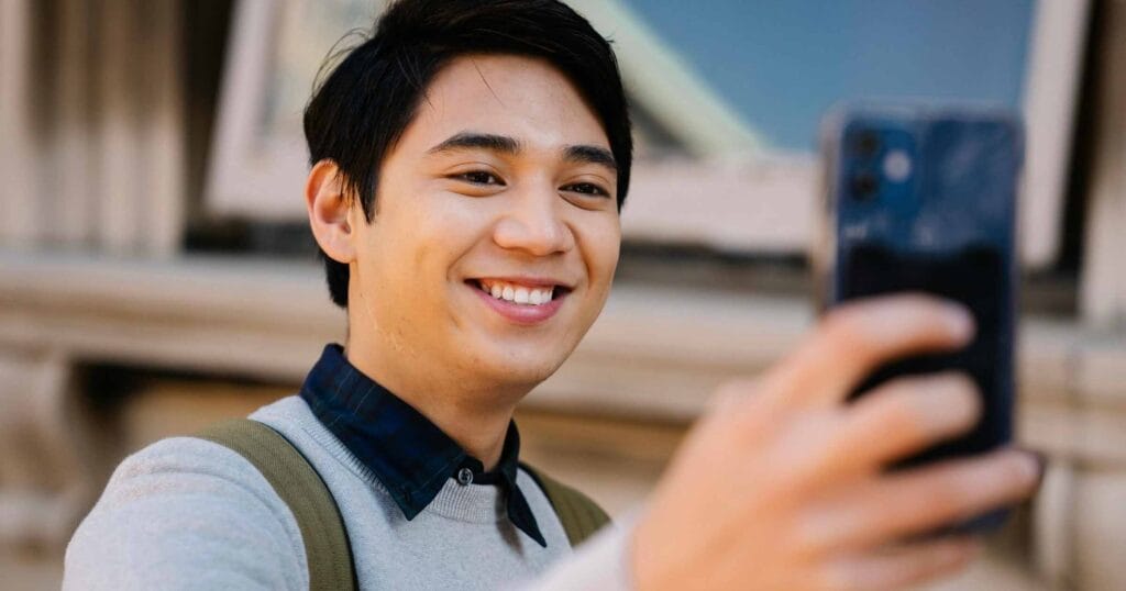 Smart bounces back in Q4 with higher ARPU and 5G growth