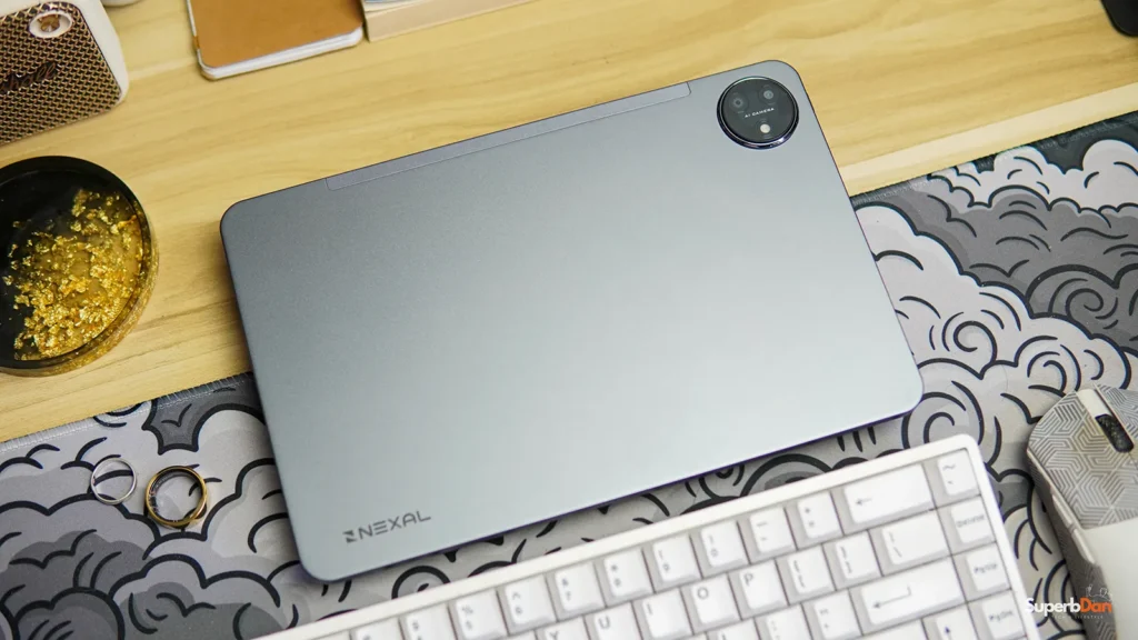 Nexal Pad Obsidian Gray back with circular camera island